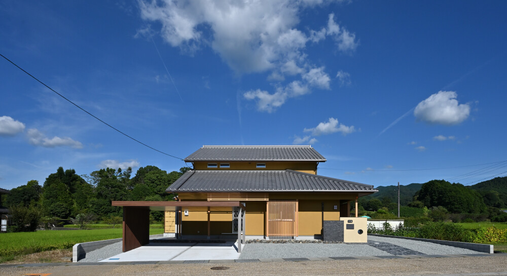 奈良県高市郡明日香村の郊外に佇む数寄屋をイメージした和風住宅に格子をデザインして外観の趣と共に軒下の心地を設計した和風住宅