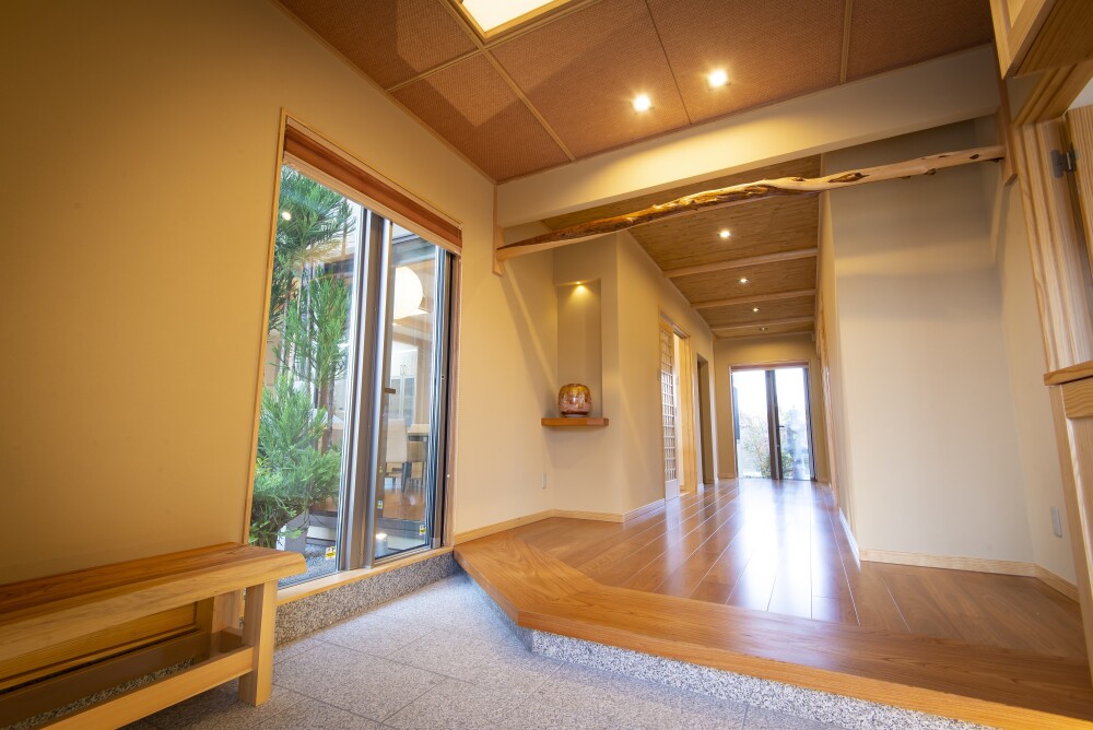 茶室をイメージした数寄屋の趣をデザインの工夫として施した高級和風住宅、旅館のような趣ある家の玄関