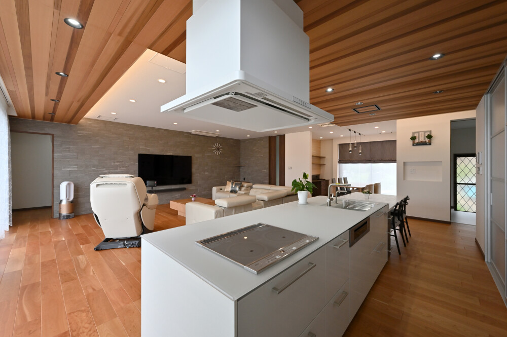 ホテルライクをイメージした平屋だからこそ可能になる大空間の広いLDKリビングダイニングキッチン