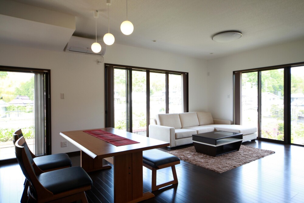 シンプルモダンの家　高台の家　オシャレな家　オシャレな部屋　オシャレなリビング　開放感　間取りの工夫　奈良県の設計事務所　フリーダムアーキテクツ　フリーダム設計事務所　ビルドワークス　アドバンスアーキテクツ