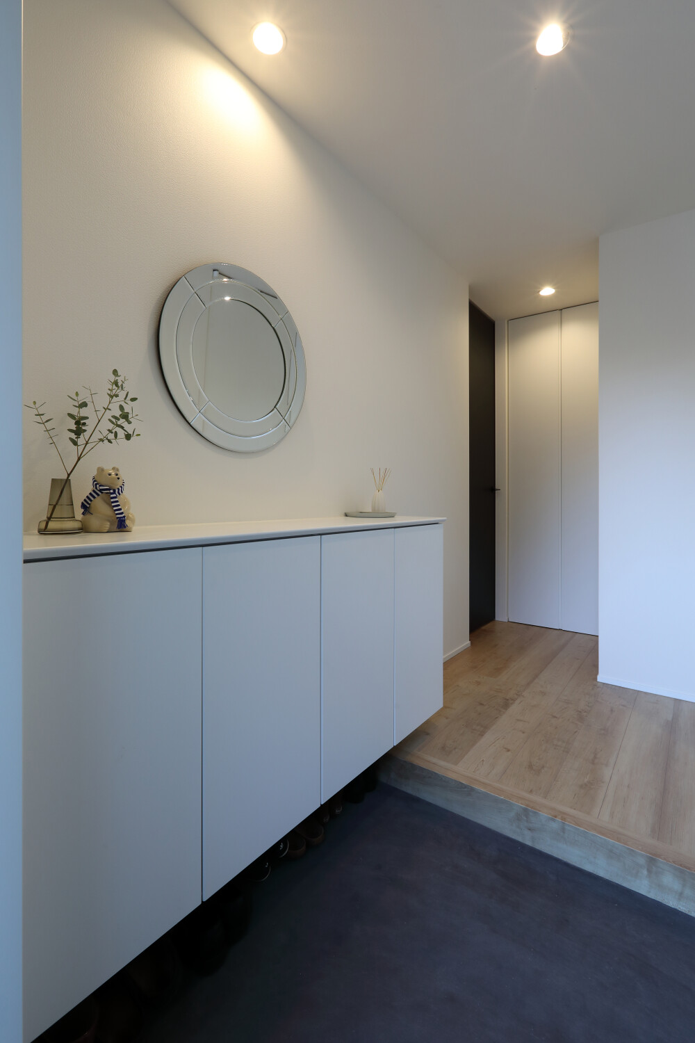 シンプルモダンな住まいの設計に程よい広さの玄関をスッキリとオシャレな空間にすることでシンプルモダンをより引き立てるように