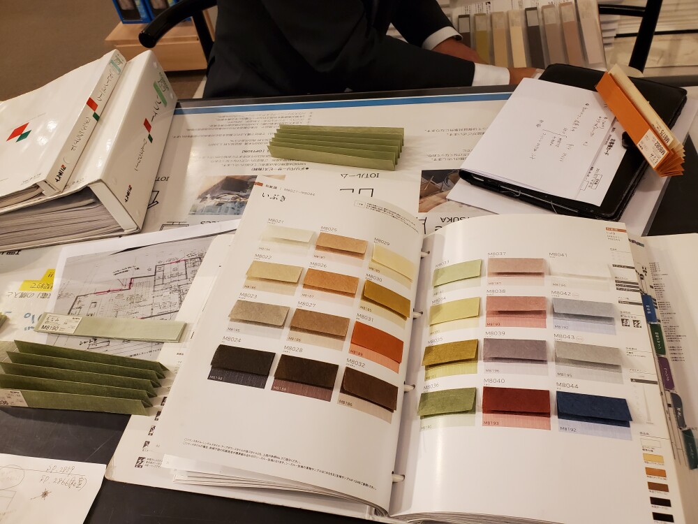 YAMADA&times;IDC大塚家具大阪何強ショールームにて間取りと暮らしの関係性をデザインしてカーテンや家具類のインテリア提案の打ち合わせ中
