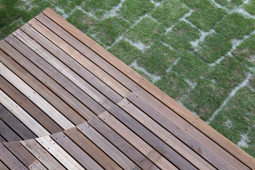 雨に強い加工を施した天然木をR加工してベンチのような段差で心地よく過ごすブランチスペース提案、アウトドア家具を置く事でより一層魅力あるウッドデッキスペースにもなります