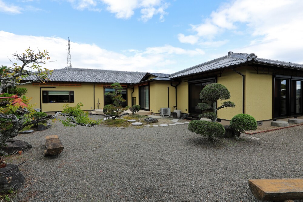 和風の平屋建て住宅、数寄屋の家にも色や素材感を考慮して和風の暮らし、和風の外観に似合うウッドデッキスペースの魅力を提案