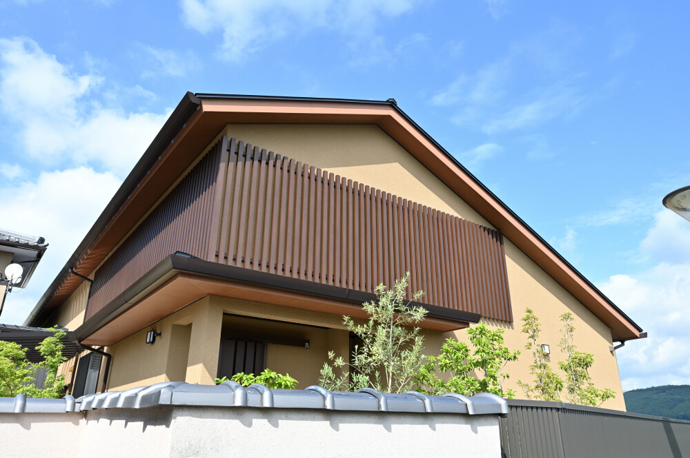 数寄屋をイメージした平屋の家格子のある外観がつくりだすモダンな暮らしの空間設計