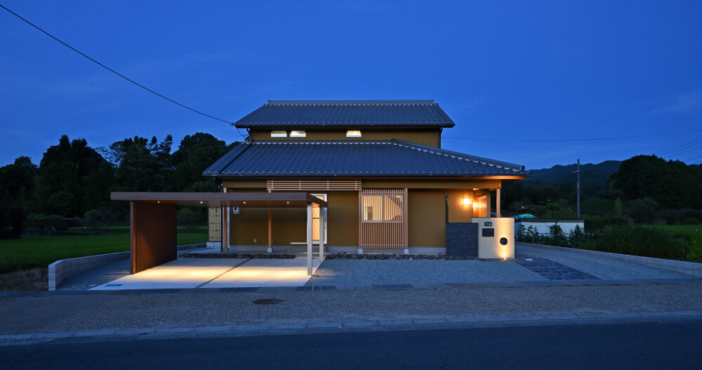 奈良県高市郡明日香村に建つ和風モダンをイメージした数寄屋の家外観、瓦屋根が特徴的な外観は心地よい和の風情を表現した暮らしやすい家