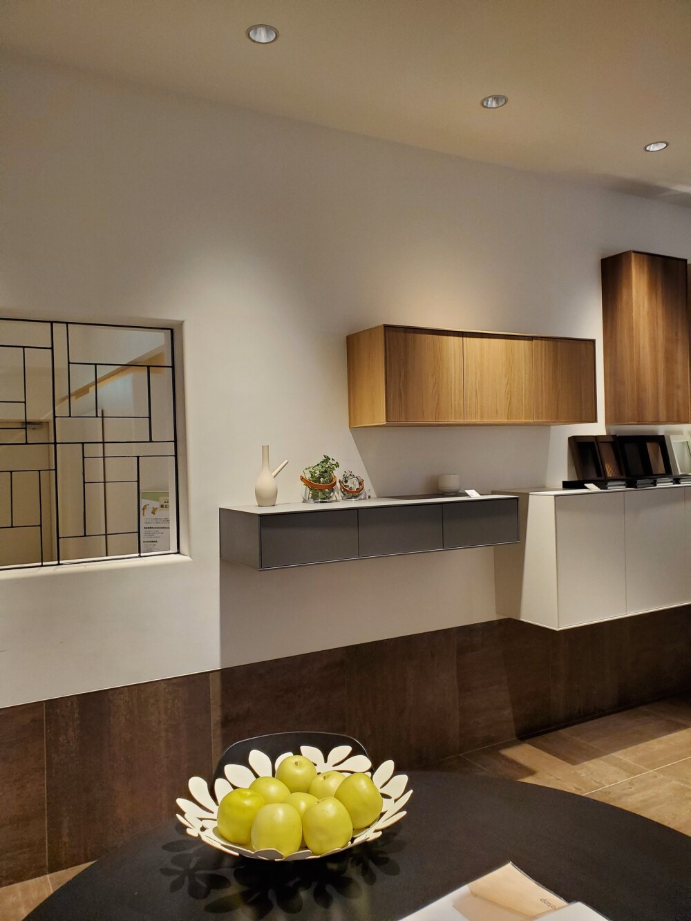 室内装飾を空間展示したミラタップショールームのイメージ展示、壁にも収納とデザインを兼ね備えたデザイン提案
