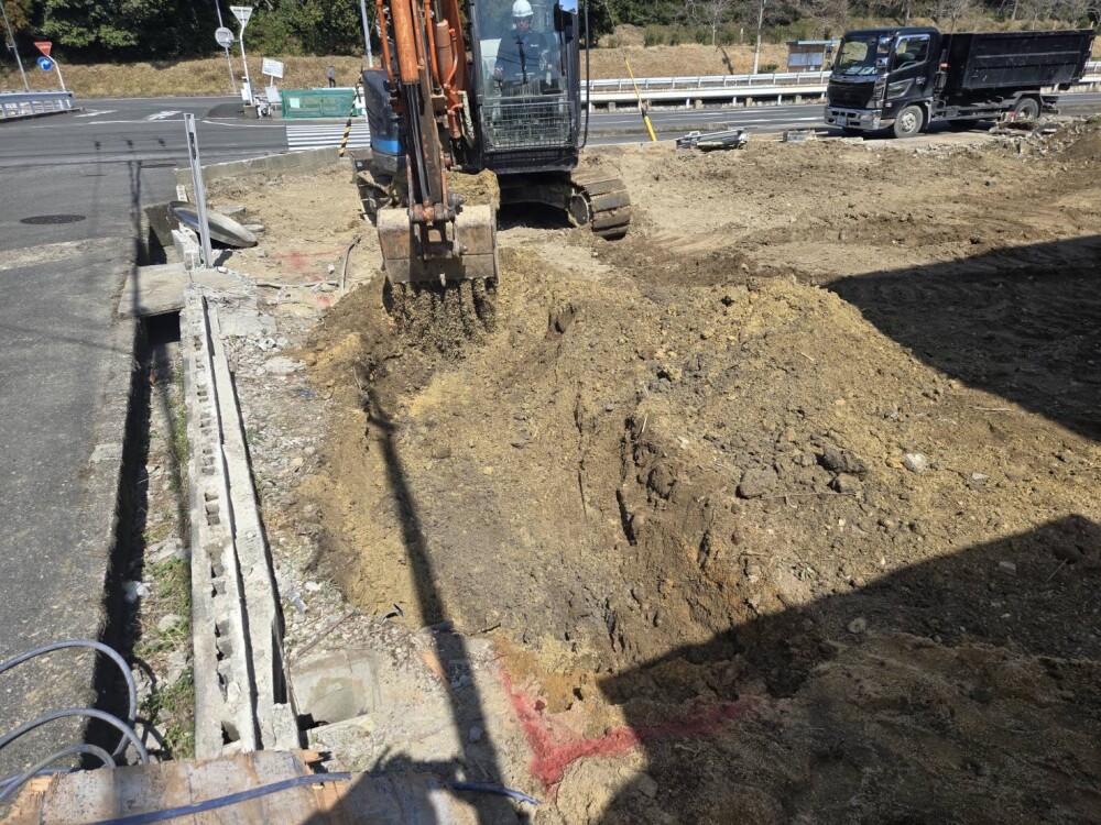 住まいの新築工事、庭付き一戸建て住宅に着工、先ずは北側道路周辺のビルトインガレージ部分からの掘削工事、柱状改良前の位置関係を最初の段階で掘削しています