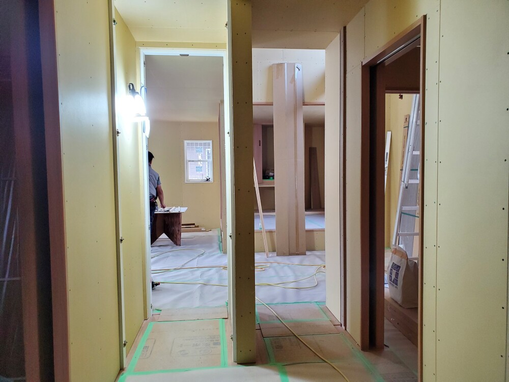 やまぐち建築設計室による和モダン住宅の室内施工中の様子。石膏ボードが張られ、回遊動線と光の流れを意識した空間構成が現れ始めている。