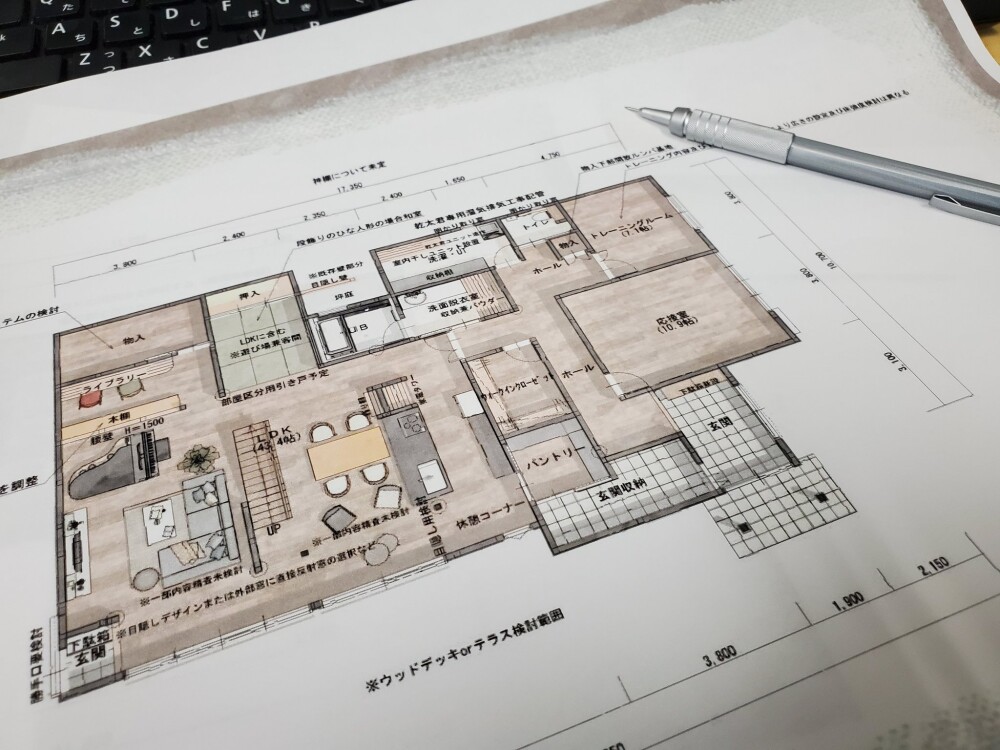奈良県のやまぐち建築設計室が提案する和モダン住宅の間取り図。 LDK・玄関ホール・家事動線・生活動線・来客動線を丁寧に分け、パントリー・収納・ライブラリー・トレーニングルームを備えた暮らしの環境を整える設計プラン。 採光・通風・家事効率を高め、家族が心地よく過ごせる動線計画を可視化した新築住宅の平面図。