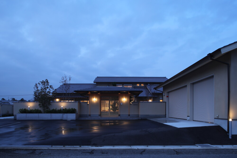 奈良県の和モダン住宅 夜景 外構 ライトアップ 門柱灯 ローポールライト 迎えの美学 塀に映る植栽の影