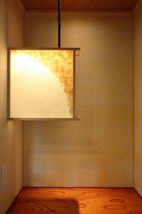 吉野和紙を用いた灯り作家による照明と、建築家の意匠が融合した床の間の設え。やわらかな光が和紙越しに広がり、空間に陰影と奥行きを与える。無垢材の床板と塗り壁の質感が静けさと温もりを引き立て、和モダン住宅や日本間に憧れる方に向けた、精神性とデザイン性を兼ね備えた和室空間の一例。