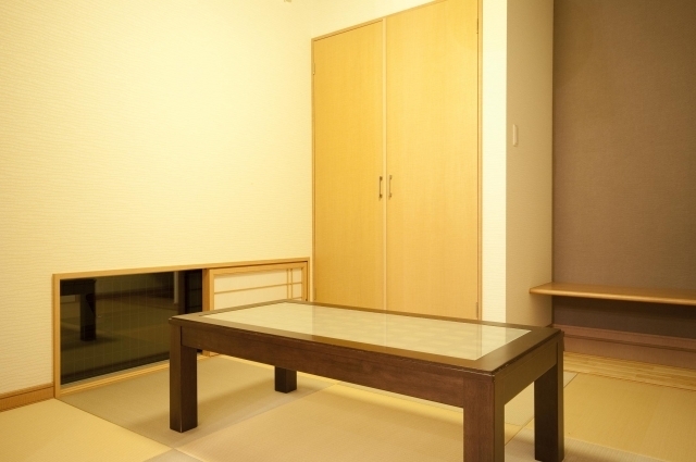 奈良の注文住宅における和モダンの和室空間。畳敷きの室内にローテーブルを配置し、地窓と造作カウンター、収納を一体的に設計。採光と通風を確保しながら、シンプルで機能的なレイアウトにより、現代の暮らしに馴染む上質で落ち着いた和の空間を実現した住宅事例。