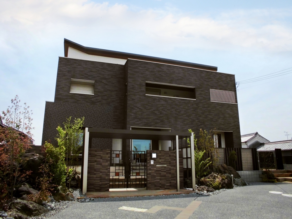 格子と石積みを取り入れた和モダン住宅の門構え。外構と建築が一体となり、プライバシーと開放性を両立した設計。