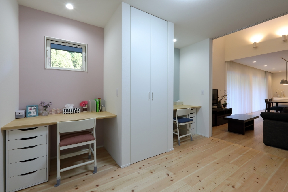 LDKと緩やかにつながる子供部屋・スタディスペースを備えた和モダン住宅。自然素材のフローリングとシンプルな造作デスク、収納を組み合わせた学習空間は、家族の気配を感じながら集中できる設計。将来的には個室化や趣味室、寝室への転用も可能な可変性の高い間取りプラン。リビング・ダイニングと一体的に使えることで、パブリックとプライベートのバランスを柔軟に調整できるデザイナーズ住宅の提案。