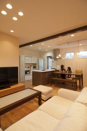 奈良の注文住宅における和モダンのLDK空間。リビング・ダイニング・キッチンを一体化した開放的な間取りで、無垢フローリングと木質家具が温かみを演出。対面キッチンとダイニングの距離感が家族のコミュニケーションを自然に生み、ホテルライクでありながら日常の心地よさを実現した住まい事例。