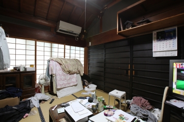 吹抜けを中心に設計した、古民家再生リノベーションによる和モダン住宅のLDK空間。現しの梁や柱を活かしたダイナミックな構造美と、ホテルライクなストリップ階段が空間に開放感と上質感を与えている。リビングアクセス階段を採用することで、家族の気配や視線が自然につながり、吹抜けを通して光と空気が住まい全体に巡る設計。黒を基調としたキッチンやアイアン手摺が、和の趣と現代的デザインを融合。奈良・関西で、古民家リノベーション、和モダン住宅、吹抜けのある家、リビング階段、デザイナーズ住宅、高級リフォーム住宅を検討する方に向けた空間デザイン事例。