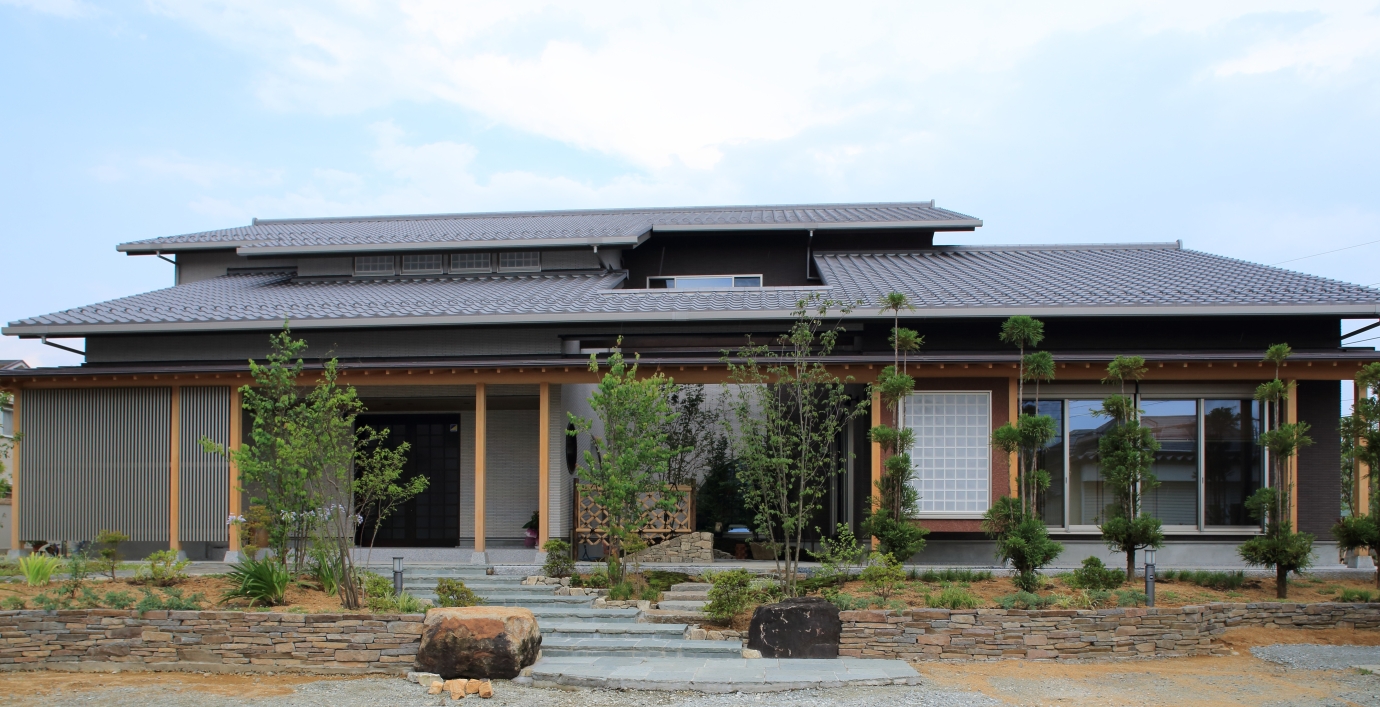 和の意匠と現代的な構成を融合させた、庭と穏やかにつながる和モダン住宅。外部との距離感を丁寧に整え、落ち着いた佇まいをつくり出した住まい。